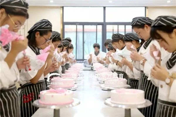 学做蛋糕烘焙哪里好?要多少钱？能学会吗？