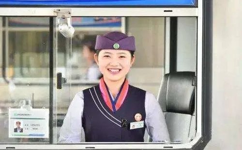 高速收费员被质疑假笑，收费员在工作中为什么要笑？