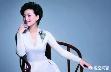 主持节目时高跟鞋掉了怎么办?