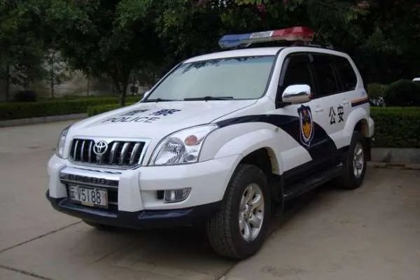 姑娘报警要坐警车回家是怎么回事？