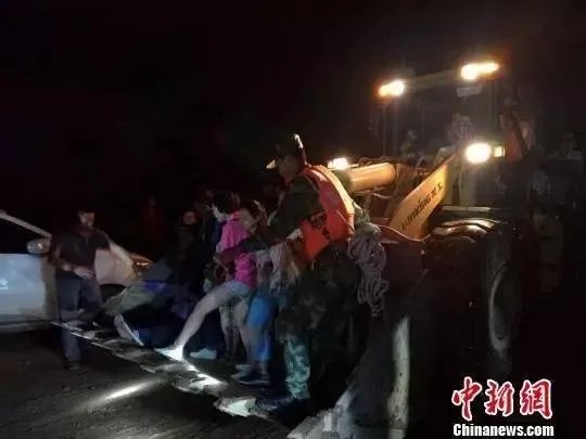 甘肃黄河石林景区突发暴洪,现场情况怎么样?