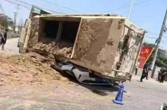 河南渣土车压扁小车致4死，谁该为此事故负责？