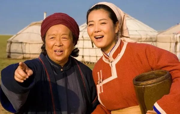 王茜华：演农村剧走红，为拍戏整容200次，今50岁现状如何？