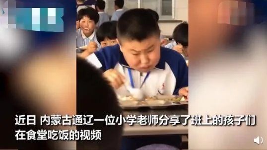 男孩吃饭太香被发现秒变优雅boy 现场画面曝光实在是太搞笑了