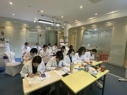 济南整形机构打人女老板被刑拘,该事件中存在哪些法律问题?