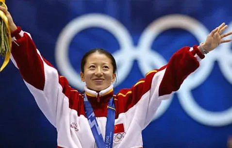 获得第一枚冬奥会金牌的中国运动员是谁？