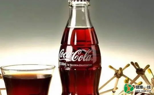 女子用可乐洗头吹干后奇迹出现了（图）