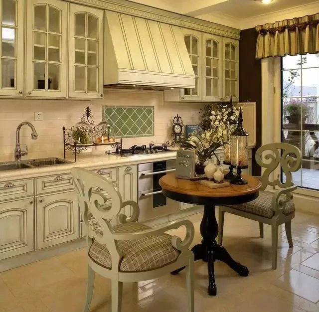 看多了美式乡村别墅，来欣赏一下英伦风的乡村风格吧！