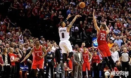 利拉德当年0.9秒绝杀火箭，有球迷称是因为哈登的眼神防守，对此你怎么看？