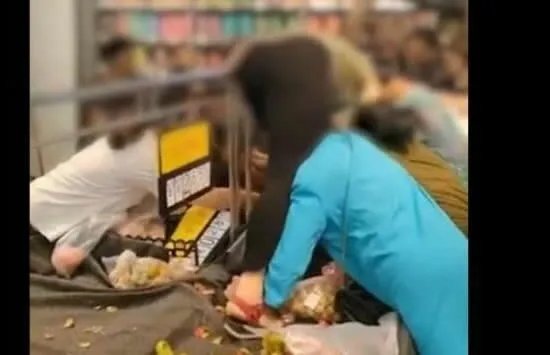 超市促销大妈爬上货架哄抢 网友：看起来并不需要让座啊