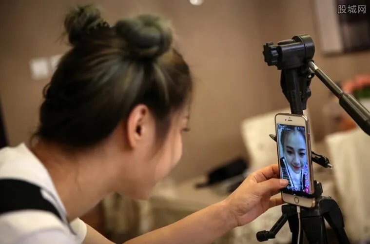 2019李子柒年收入多少 年入1.6亿是真的吗？