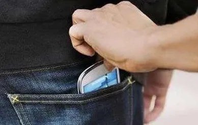 男子地铁突然被铐是怎么回事？