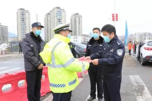 纽约州长称80%病例都能自愈，此种言论是否有科学依据?