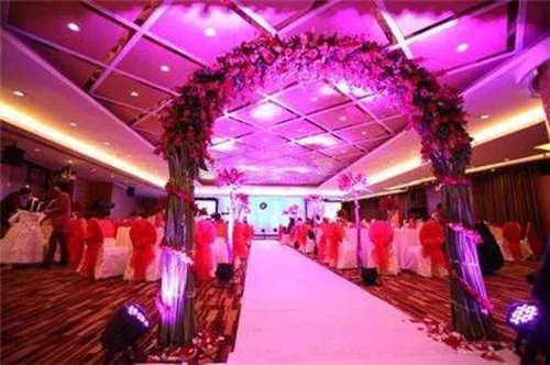 婚宴音响现哀乐新人颜面尽失 网友:不付钱是理所应当的