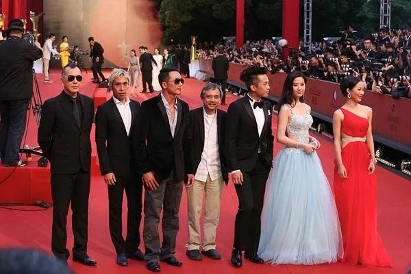 张萌走红毯脱外套暖贴掉落在地，为何走红毯女明星不穿厚一些呢？