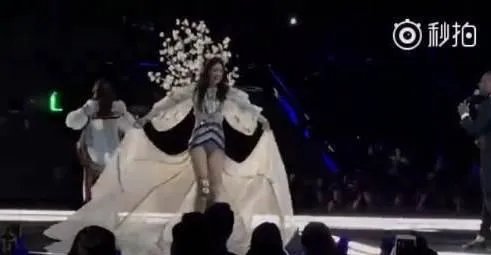 2017维密大秀,超模奚梦瑶不慎摔倒,未来的道路会如何?
