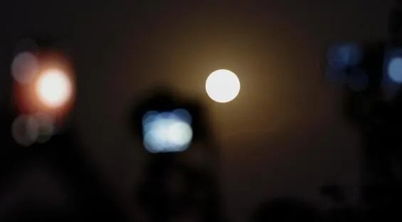 2021年首次“超级月亮”上演  一轮圆月挂在天空分外明