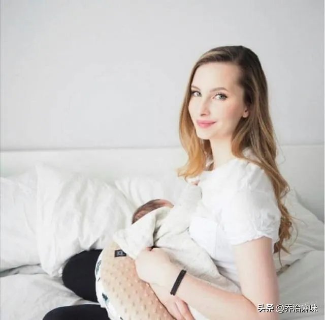 哺乳期妈妈涨奶挤奶的时候宝宝都很快就醒来是怎么回事