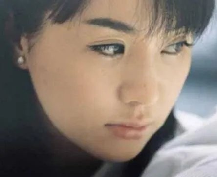 严正花年轻时的照片曝光 网友看出整容部分太多