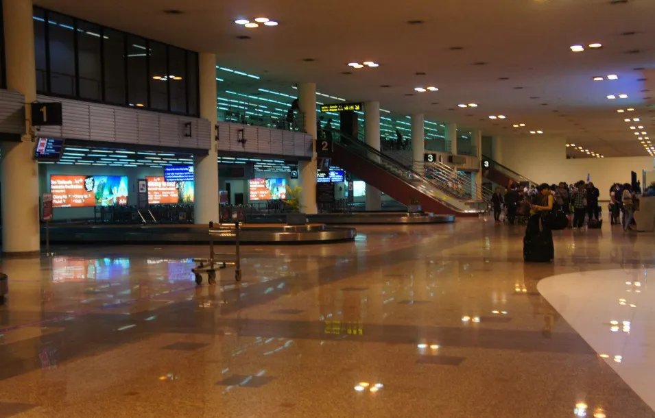 泰国迎宾强颜笑背后发生了什么？