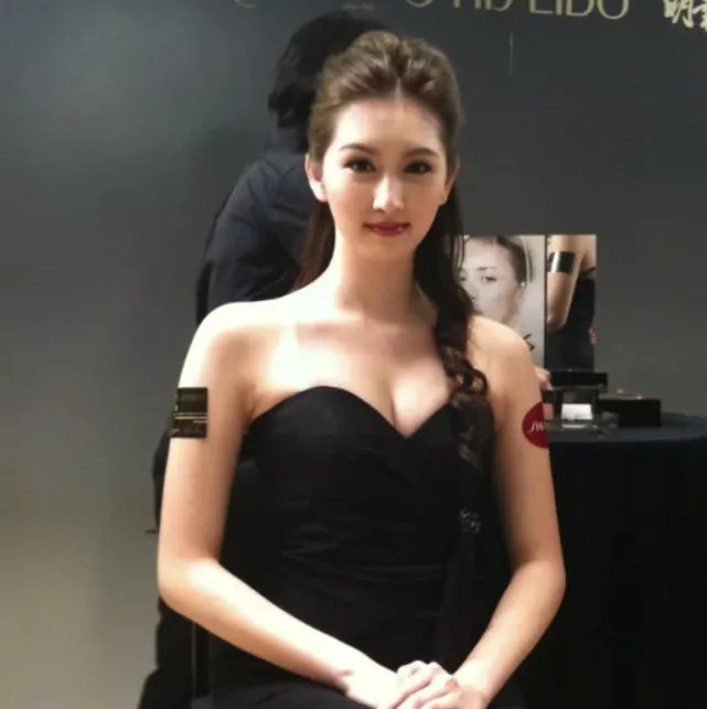 体操最美女神何傲儿，为父还债与81岁富豪恋爱，现状如何？