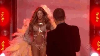 主持节目时高跟鞋掉了怎么办?