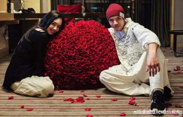 向佐和郭碧婷究竟是怎么认识的？