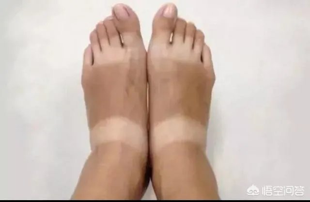 主持节目时高跟鞋掉了怎么办?