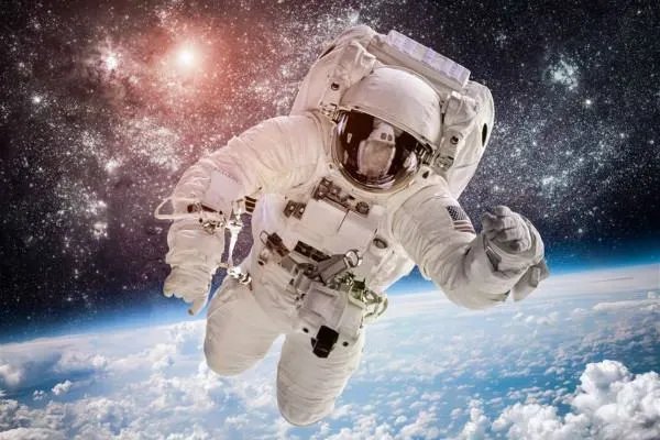 为什么航天员上太空要提个小箱子,那是做什么用的?