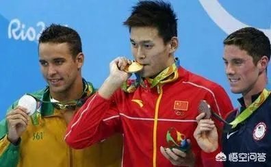 有些运动员喜欢咬金牌,这是为什么?