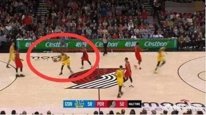 勇士击败开拓者，伊戈达拉将球砸向观众遭驱逐，他需要向球迷支付赔偿金吗？你怎么看？