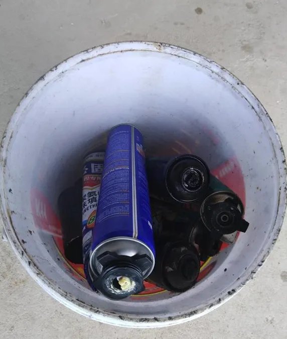 武汉一小区垃圾堆起火爆炸几人受伤？