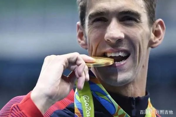 谷爱凌咬住金牌庆祝胜利,为何大多数冠军都会有这个姿势?