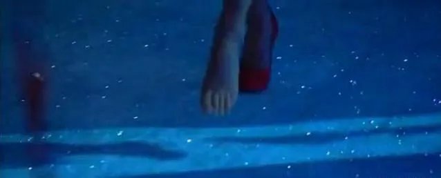 2017维密大秀,超模奚梦瑶不慎摔倒,未来的道路会如何?