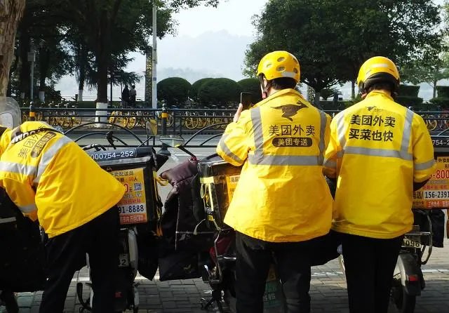 路上越来越多的女外卖骑手说明什么？