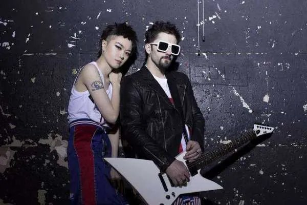 歌曲《怪兽不跳舞》中 加百利有一句 英文歌词是ladies and gentlemen 然后就听不