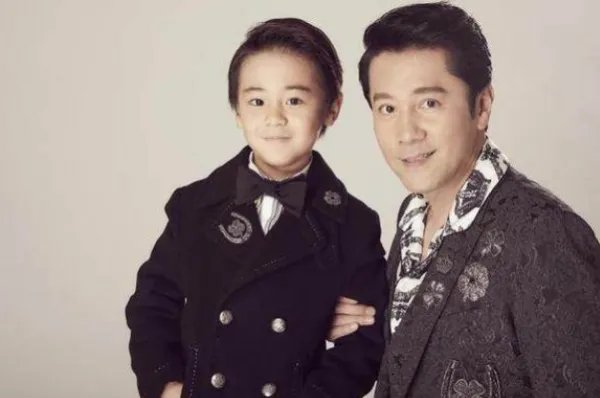 蔡国庆晒全家福，一家人的状态如何？