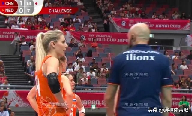 在和中国女排的比赛中，14号荷兰美女球员总被教练单独训话，她是谁？有什么来头吗？