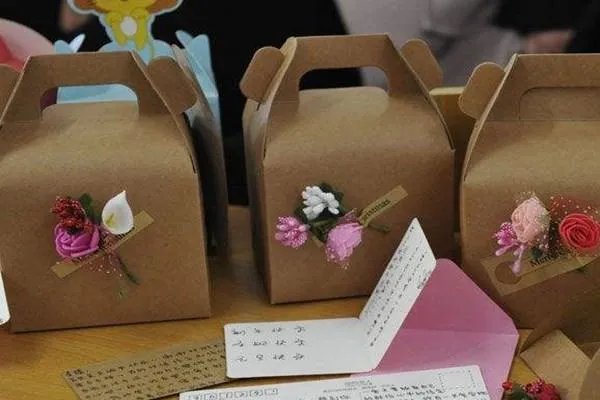 班长给全班人买奶茶，你的班长都做过啥让你开心的事？