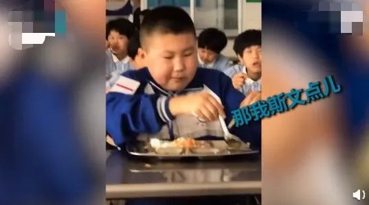 男孩吃饭太香被发现秒变优雅boy 现场画面曝光实在是太搞笑了
