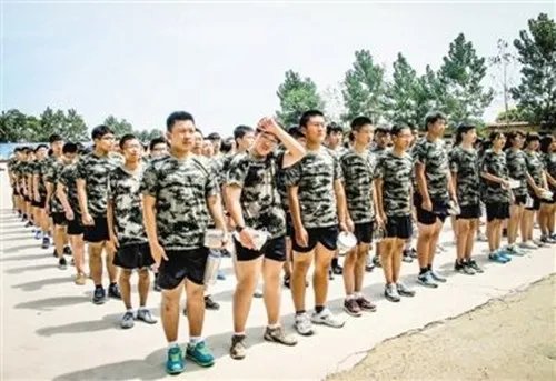 军训求婚攻略  求婚哪个膝盖跪地