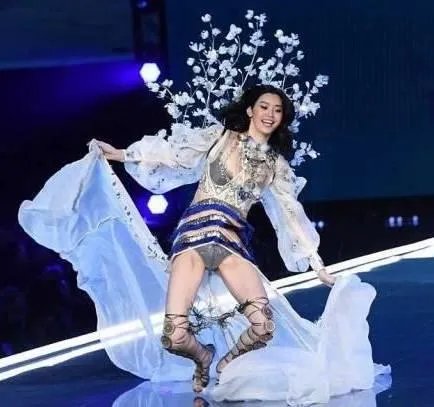 2017维密大秀,超模奚梦瑶不慎摔倒,未来的道路会如何?