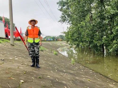 九八抗洪援建火神山的他再次守堤