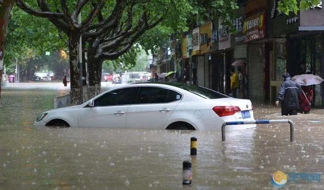 深圳暴雨地铁站被淹，开车如坐船，遇到暴雨应怎么办？