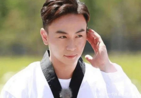 向华强都不敢惹,王宝强要行晚辈礼,释小龙究竟是什么身份?