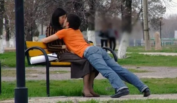 接吻时男生的手在干嘛 爱到深处情不自禁？