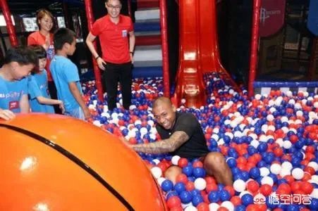 8岁儿子给警察老爸发红包:我用压岁钱,买爸爸一天的陪伴,家庭和工作的时间矛盾如何解决?