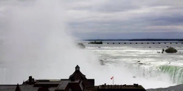 三峡大坝的结构是什么为何可抵御特大洪水？