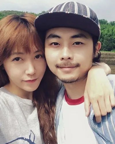 香港前女团艺人蒋雅文结婚了吗 与老公朱经雄合照流出