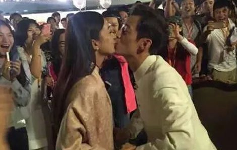 何炅不喜欢赵丽颖  热吻是为节目效果？